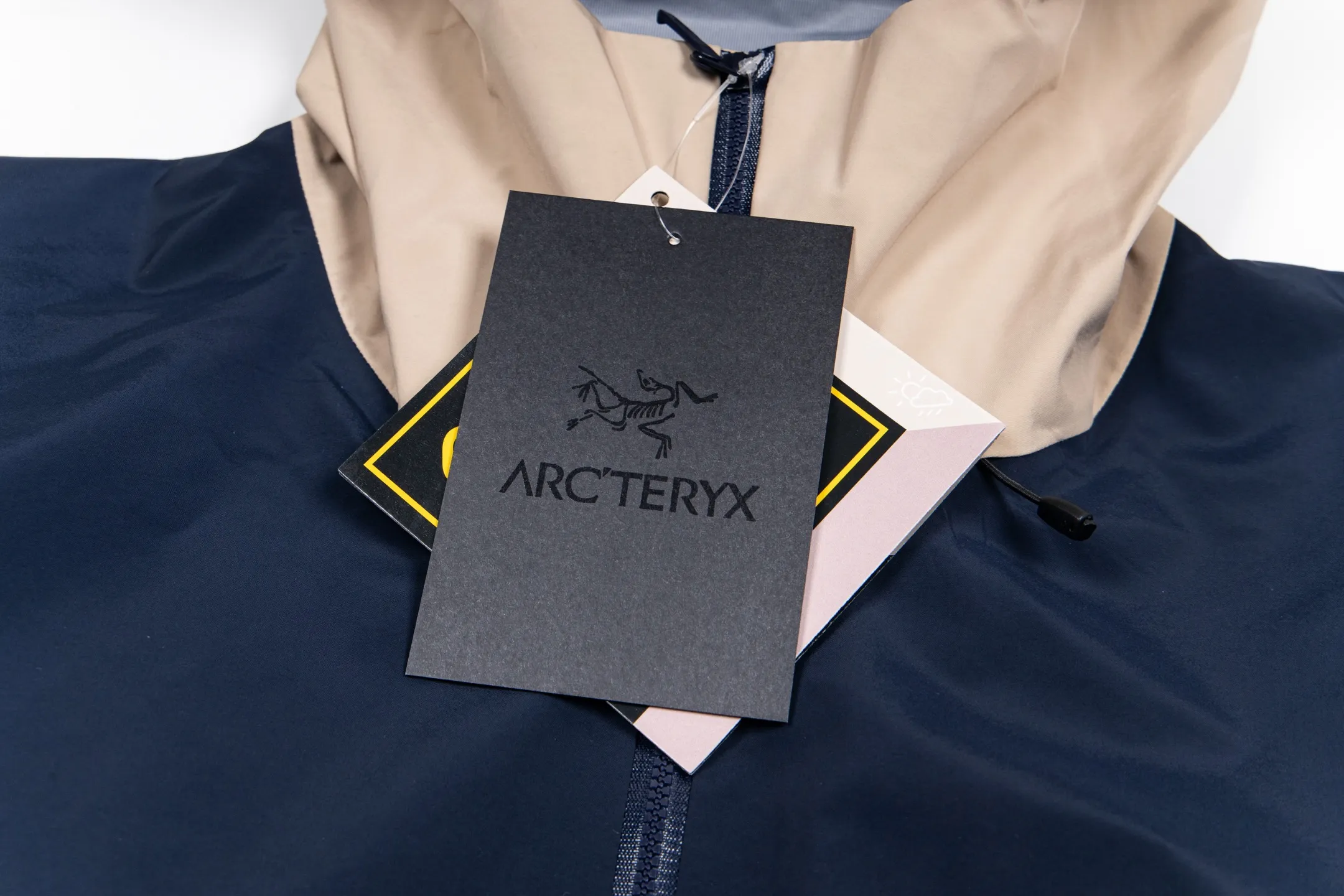 【 】 ARCTERYX Beta Lightweight Beta LW ， BETA LT ， ， ， 、 、Breathable ， 。 ， ， ， ， 。 ， ， ：Beta Light Weight ， ， 。 GORE C-KNIT™ 、 ，GORE-TEX ， ，Breathable， ， ， ， 。 ， ， Velcro® ， ， 。 Breathable ，﻿ ， 。 Size：S-XL ：